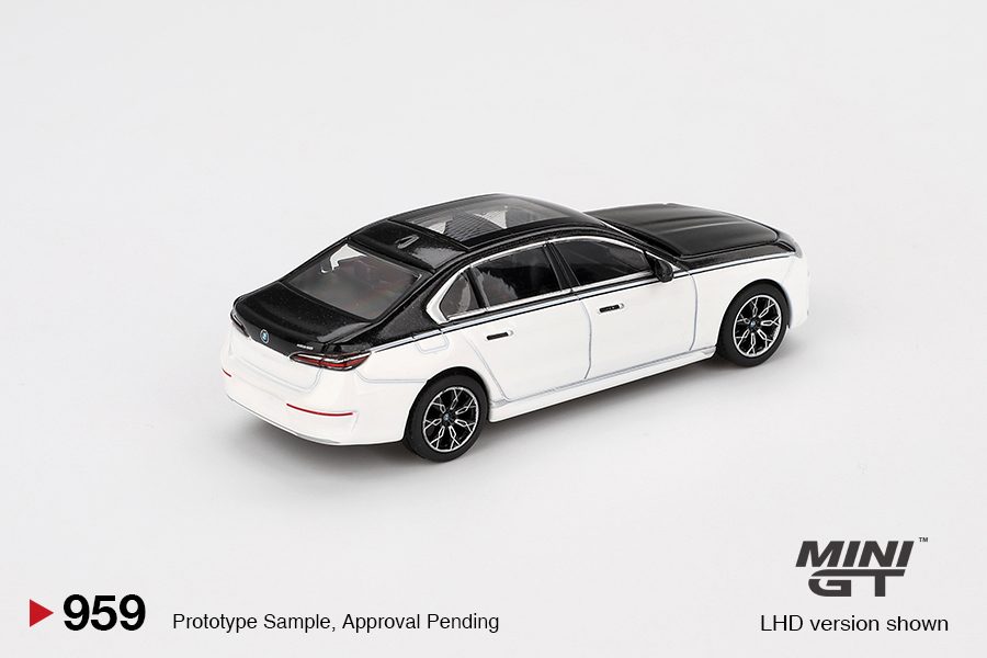 MINI GT No.959 BMW i7 xDrive60 Alpine White / Black Sapphire MGT00959