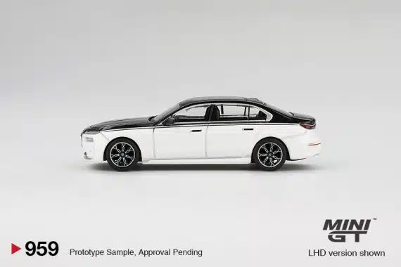 MINI GT No.959 BMW i7 xDrive60 Alpine White / Black Sapphire MGT00959