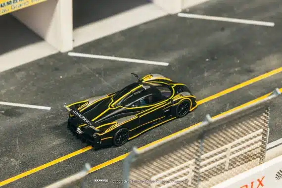Tarmac Works 1:64 GLOBAL64 Pagani Huayra R Matt Black / Silver T64G-TL035-MBS