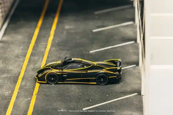 Tarmac Works 1:64 GLOBAL64 Pagani Huayra R Matt Black / Silver T64G-TL035-MBS