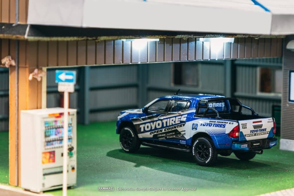 Tarmac Works 1:64 HOBBY64 Toyota Hilux Toyo Tires T64-041-TOYO