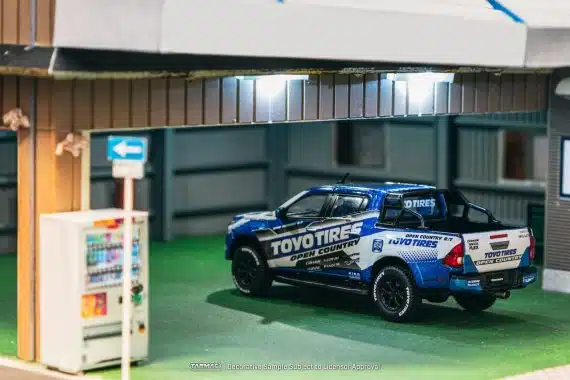 Tarmac Works 1:64 HOBBY64 Toyota Hilux Toyo Tires T64-041-TOYO