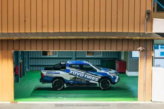 Tarmac Works 1:64 HOBBY64 Toyota Hilux Toyo Tires T64-041-TOYO