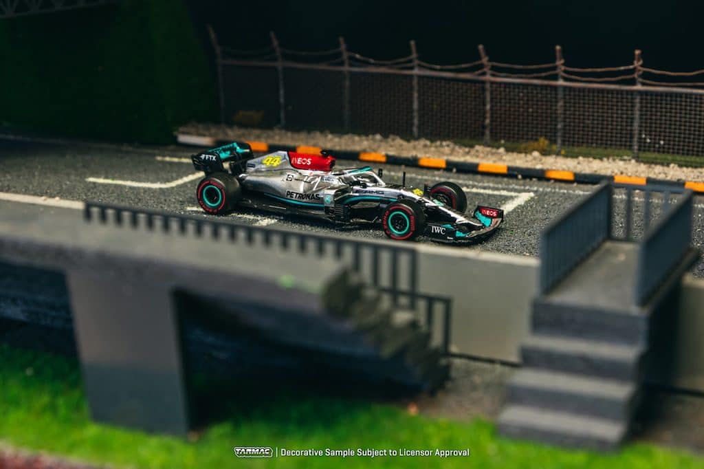 Tarmac Works 1:64 GLOBAL64 Mercedes-AMG F1 W12 E Performance Las Vegas Grand Prix Launch Party T64G-F037-LV