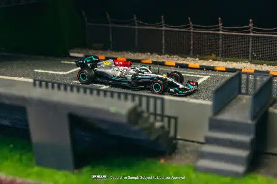 Tarmac Works 1:64 GLOBAL64 Mercedes-AMG F1 W12 E Performance Las Vegas Grand Prix Launch Party T64G-F037-LV