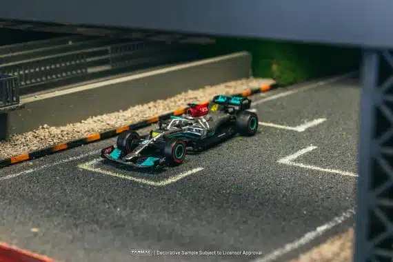 Tarmac Works 1:64 GLOBAL64 Mercedes-AMG F1 W12 E Performance Las Vegas Grand Prix Launch Party T64G-F037-LV