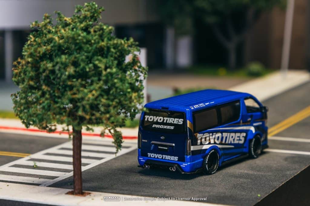 Tarmac Works 1:64 HOBBY64 Toyota Hiace Widebody Toyo Tires T64-038-TOYO