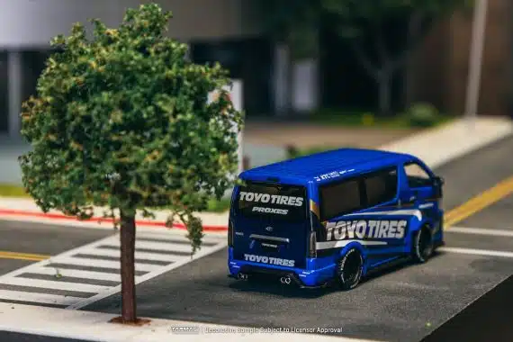 Tarmac Works 1:64 HOBBY64 Toyota Hiace Widebody Toyo Tires T64-038-TOYO