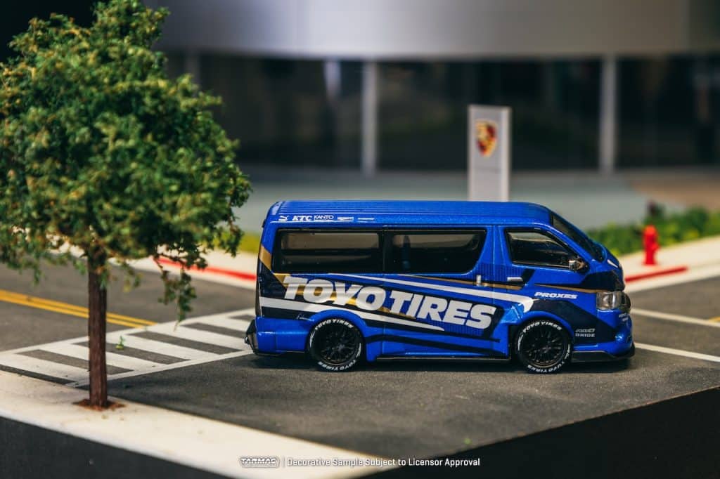 Tarmac Works 1:64 HOBBY64 Toyota Hiace Widebody Toyo Tires T64-038-TOYO