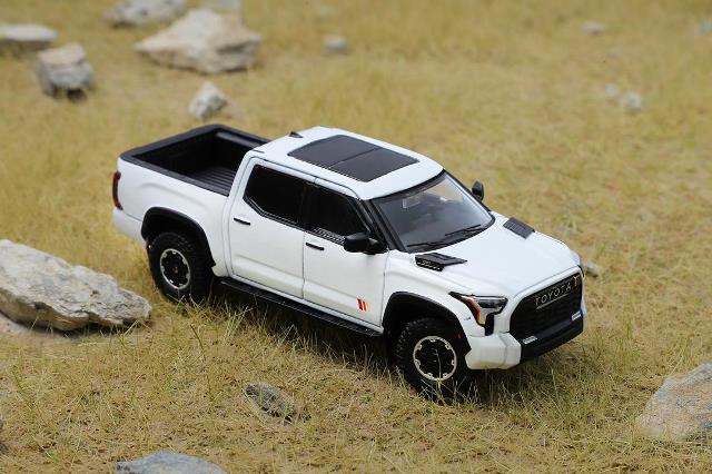 GCD 1:64 Toyota Tundra - White KS-064-490