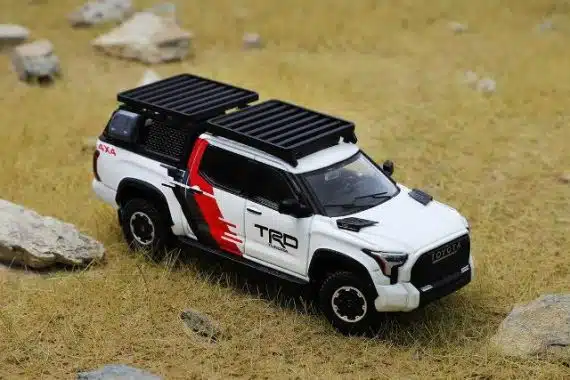 GCD 1:64 Toyota Tundra - White with Red and Black（with accessories）KS-064-494