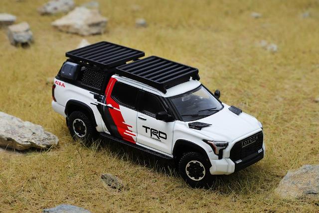 GCD 1:64 Toyota Tundra - White with Red and Black（with accessories）KS-064-494
