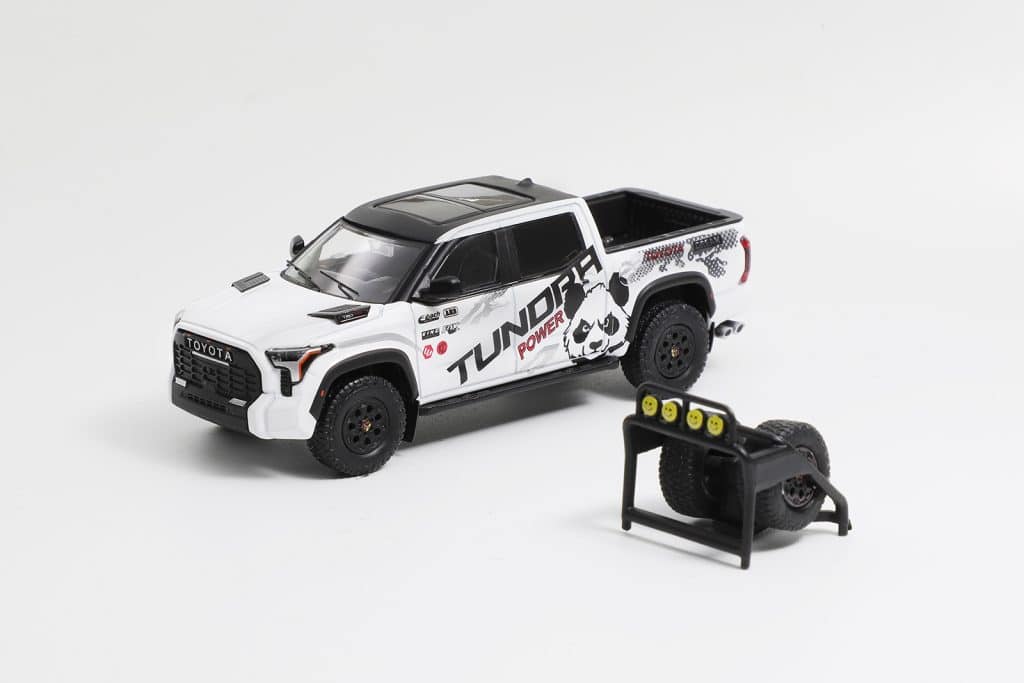 GCD 1:64 Toyota Tundra - White with Panda（with accessories）KS-064-495