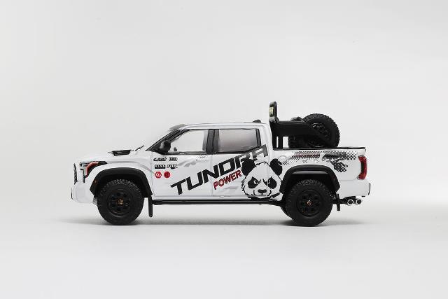 GCD 1:64 Toyota Tundra - White with Panda（with accessories）KS-064-495