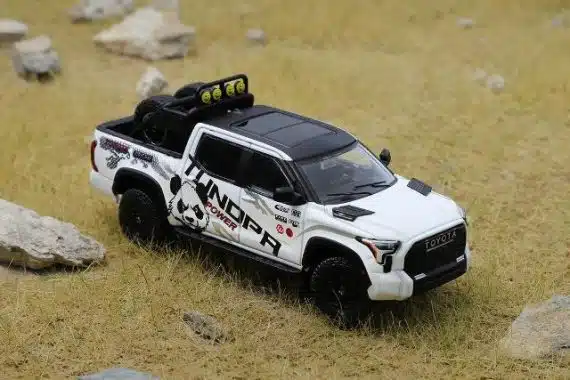 GCD 1:64 Toyota Tundra - White with Panda（with accessories）KS-064-495