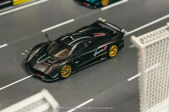Tarmac Works 1:64 GLOBAL64 Pagani Huayra R Matt Black Carbon Fiber T64G-TL035-MBCF
