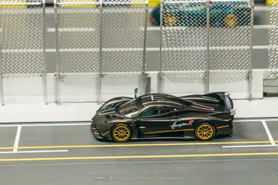 Tarmac Works 1:64 GLOBAL64 Pagani Huayra R Matt Black Carbon Fiber T64G-TL035-MBCF