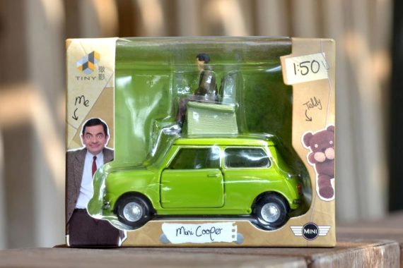 Tiny City Die-cast Model Car - 1/50 Mr Bean's MINI Set with Sofa ATBS027