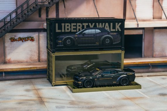 Tarmac Works 1:64 GLOBAL64 LB-WORKS Dodge Challenger SRT Hellcat Black Metallic with 2 containers T64G-TL039-BK