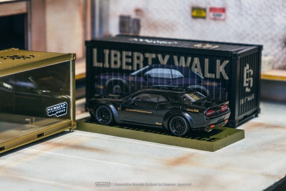 Tarmac Works 1:64 GLOBAL64 LB-WORKS Dodge Challenger SRT Hellcat Black Metallic with 2 containers T64G-TL039-BK