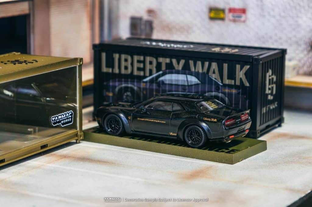 Tarmac Works 1:64 GLOBAL64 LB-WORKS Dodge Challenger SRT Hellcat Black Metallic with 2 containers T64G-TL039-BK