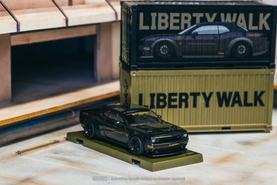 Tarmac Works 1:64 GLOBAL64 LB-WORKS Dodge Challenger SRT Hellcat Black Metallic with 2 containers T64G-TL039-BK