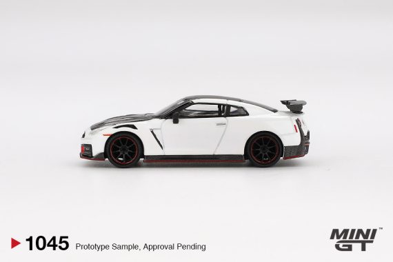 MINI GT No.1045 Nissan GT-R Nismo 2024 Brilliant White Pearl MGT01045