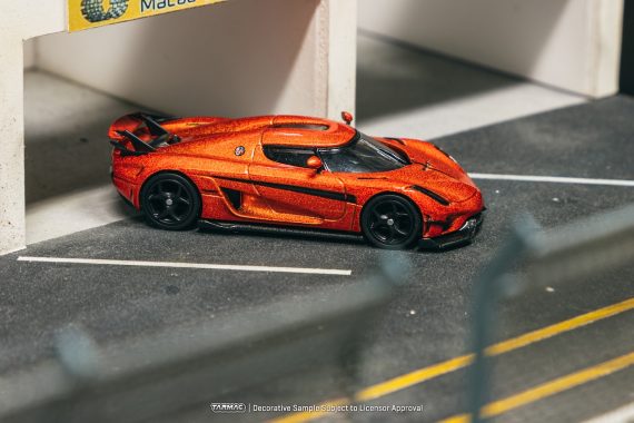 Tarmac Works 1:64 GLOBAL64 Koenigsegg Regera Orange Metallic / Black Stripes T64G-TL017-OR