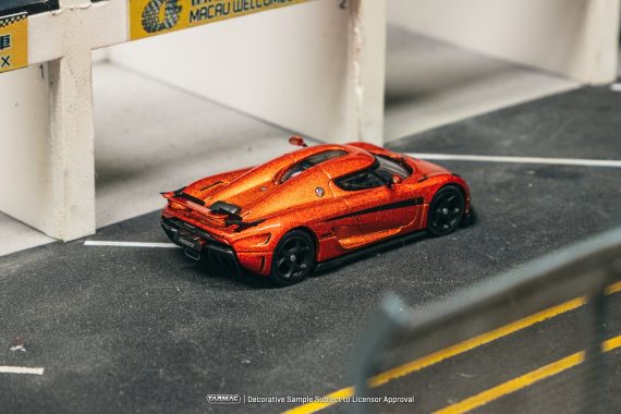 Tarmac Works 1:64 GLOBAL64 Koenigsegg Regera Orange Metallic / Black Stripes T64G-TL017-OR