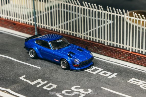 Tarmac Works 1:64 GLOBAL64 Nissan Fairlady Z S30 Widebody - Designed by Jon Sibal Blue T64G-062-BL