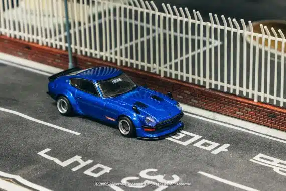 Tarmac Works 1:64 GLOBAL64 Nissan Fairlady Z S30 Widebody - Designed by Jon Sibal Blue T64G-062-BL