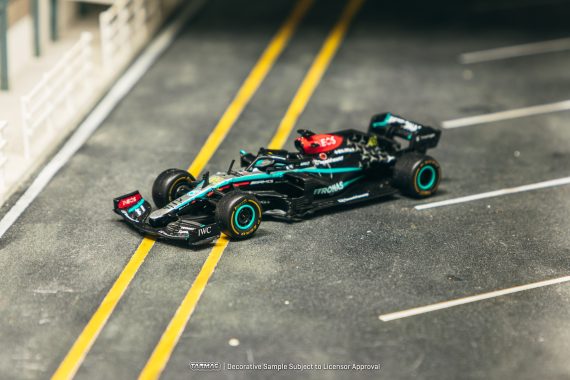 Tarmac Works 1:64 GLOBAL64 Mercedes-AMG F1 W12 E Performance New York Demo Run 2024 Lewis Hamilton T64G-F037-NY
