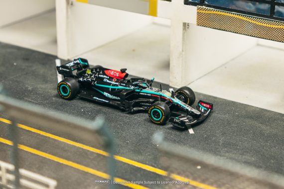 Tarmac Works 1:64 GLOBAL64 Mercedes-AMG F1 W12 E Performance New York Demo Run 2024 Lewis Hamilton T64G-F037-NY