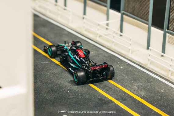 Tarmac Works 1:64 GLOBAL64 Mercedes-AMG F1 W12 E Performance New York Demo Run 2024 Lewis Hamilton T64G-F037-NY